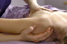 Klassische Massage der Schulter (Bild)